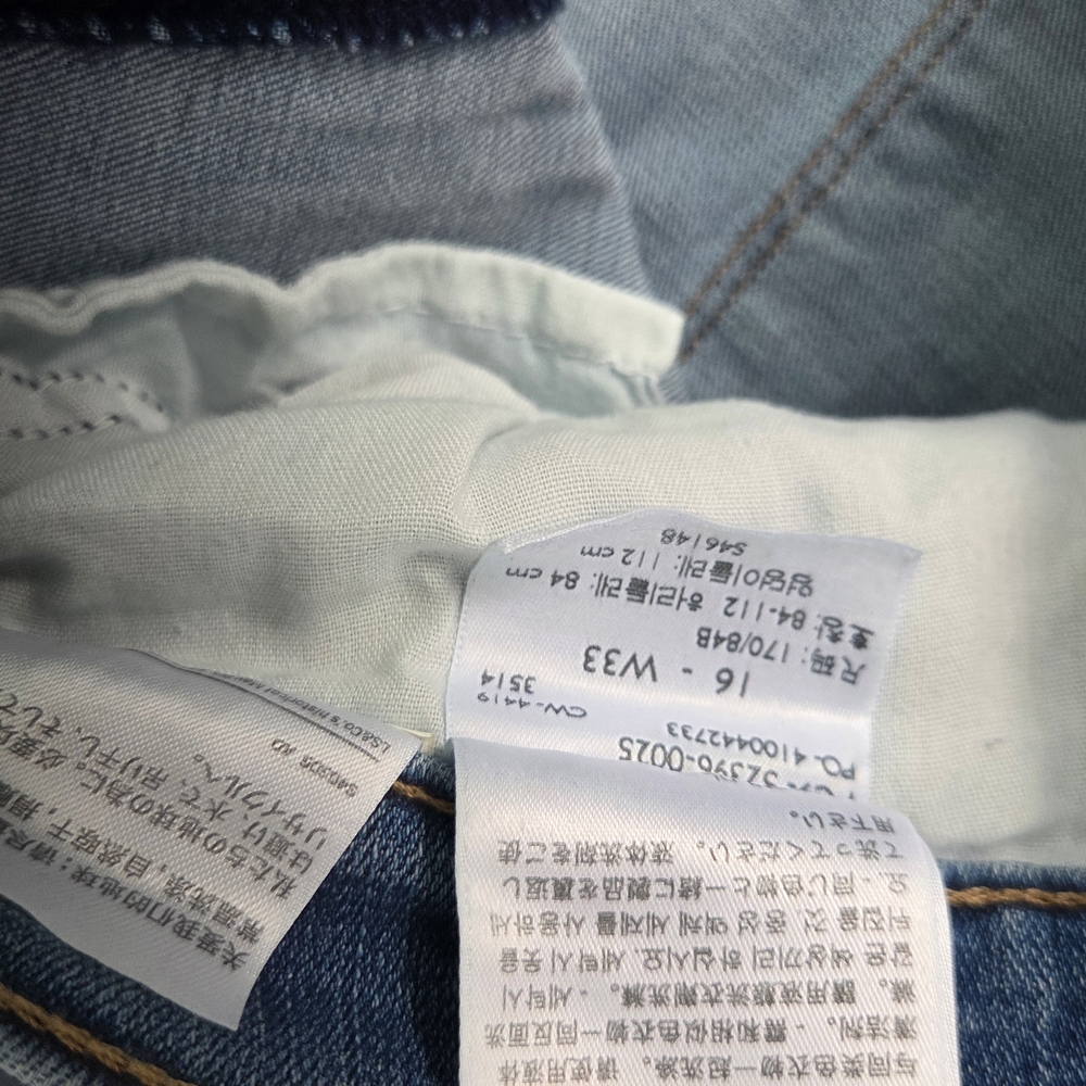 Levi's Women's Light Blue Classic Crop Jeans - Picture 3 of 4